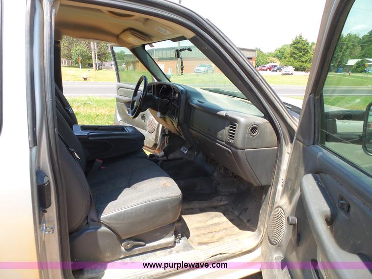 image for item K7063 2007 Chevrolet Silverado Classic 2500HD Ext. Cab pickup truck