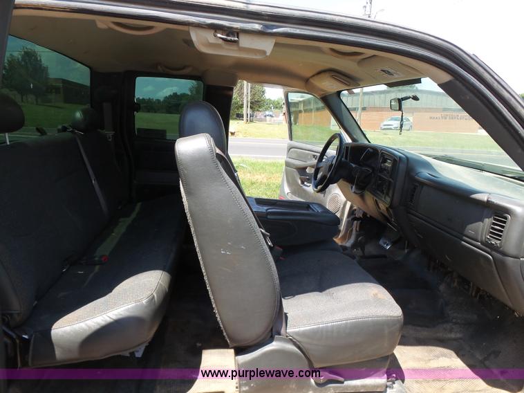 image for item K7063 2007 Chevrolet Silverado Classic 2500HD Ext. Cab pickup truck