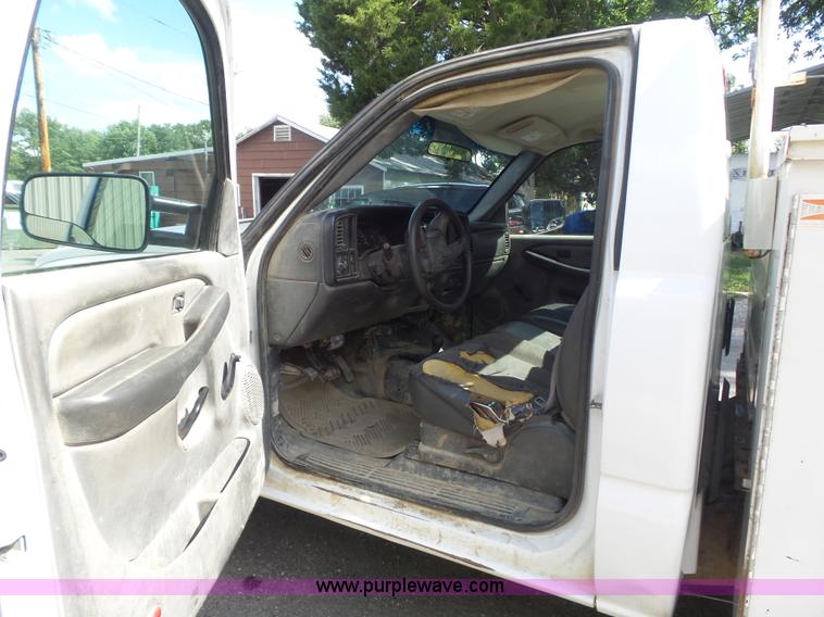 image for item K7730 2007 Chevrolet Silverado Classic 2500HD utility truck