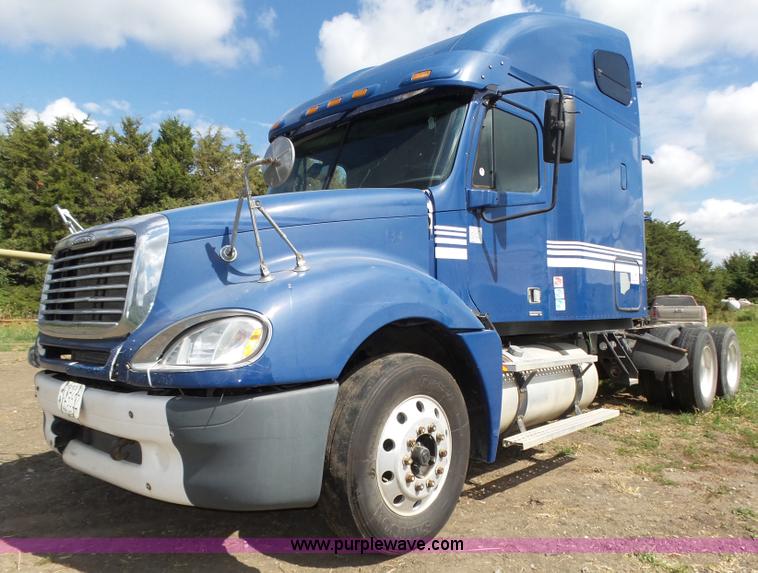 image for item K8445 2005 Freightliner Columbia semi truck