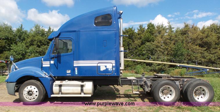 image for item K8445 2005 Freightliner Columbia semi truck