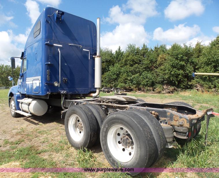 image for item K8445 2005 Freightliner Columbia semi truck