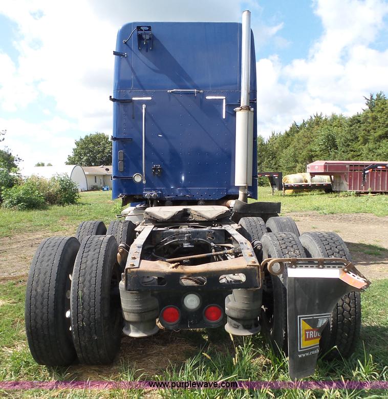 image for item K8445 2005 Freightliner Columbia semi truck