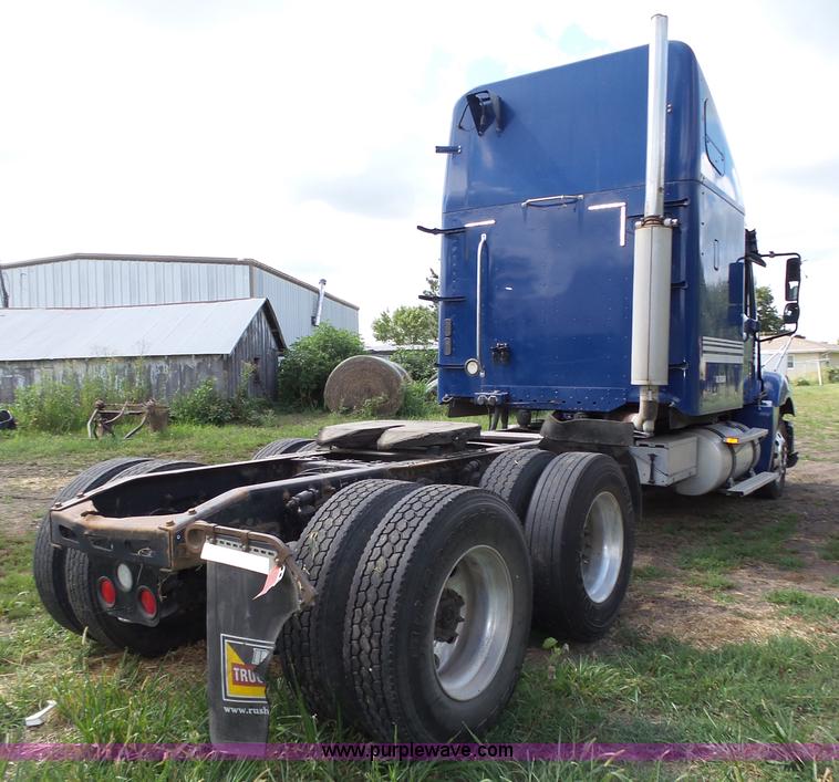 image for item K8445 2005 Freightliner Columbia semi truck