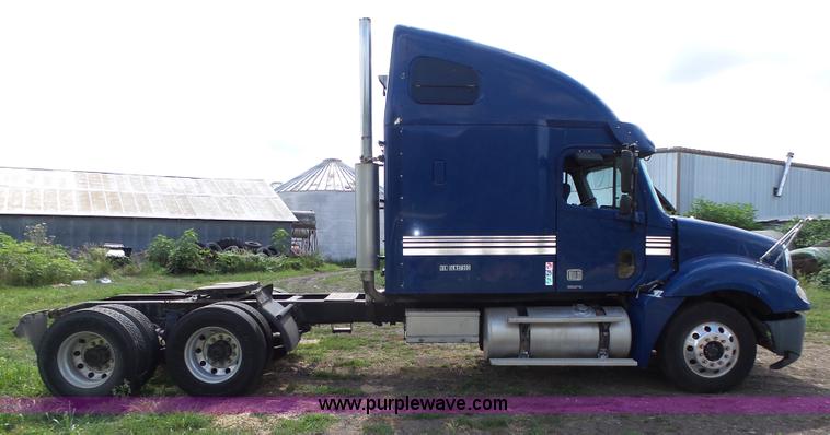 image for item K8445 2005 Freightliner Columbia semi truck