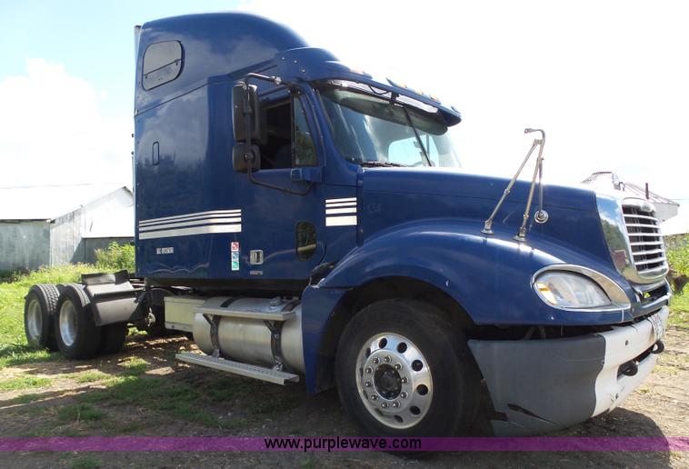 image for item K8445 2005 Freightliner Columbia semi truck