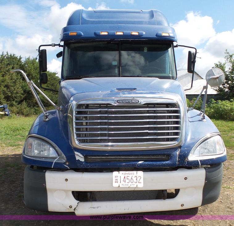 image for item K8445 2005 Freightliner Columbia semi truck