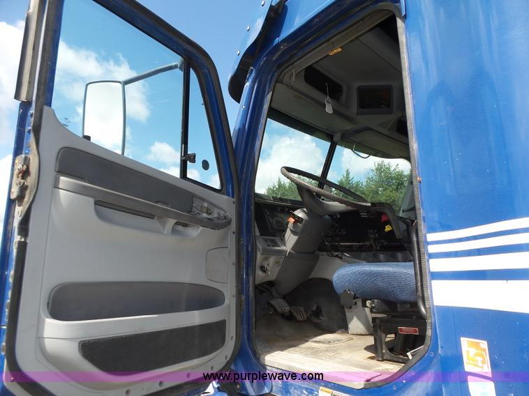 image for item K8445 2005 Freightliner Columbia semi truck