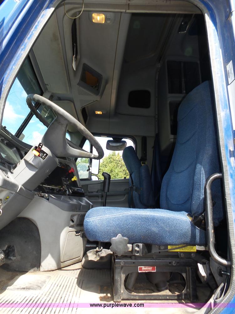 image for item K8445 2005 Freightliner Columbia semi truck