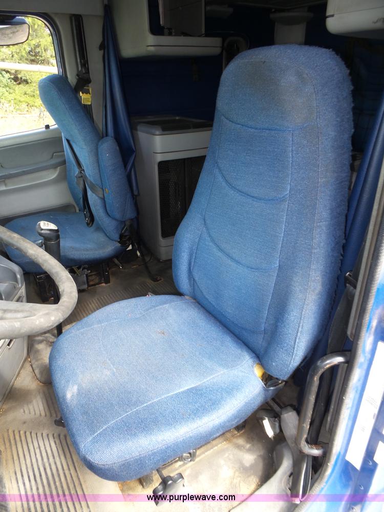 image for item K8445 2005 Freightliner Columbia semi truck