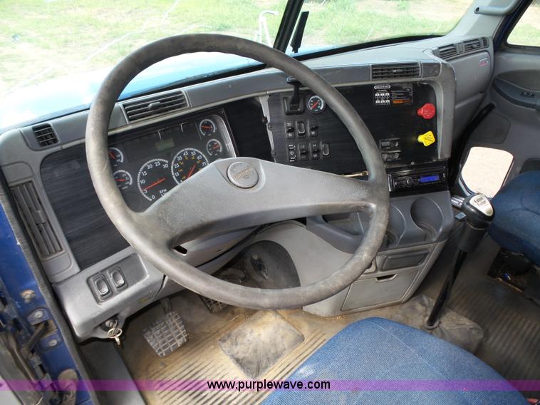 image for item K8445 2005 Freightliner Columbia semi truck