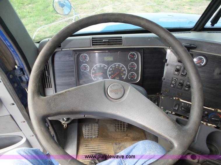 image for item K8445 2005 Freightliner Columbia semi truck