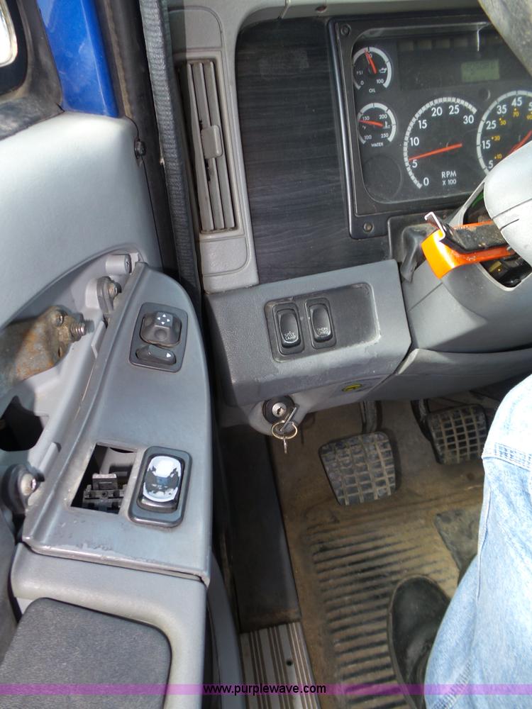 image for item K8445 2005 Freightliner Columbia semi truck