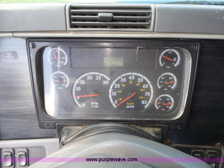 image for item K8445 2005 Freightliner Columbia semi truck