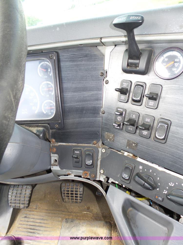 image for item K8445 2005 Freightliner Columbia semi truck