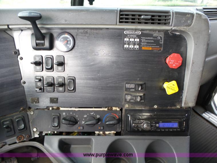 image for item K8445 2005 Freightliner Columbia semi truck