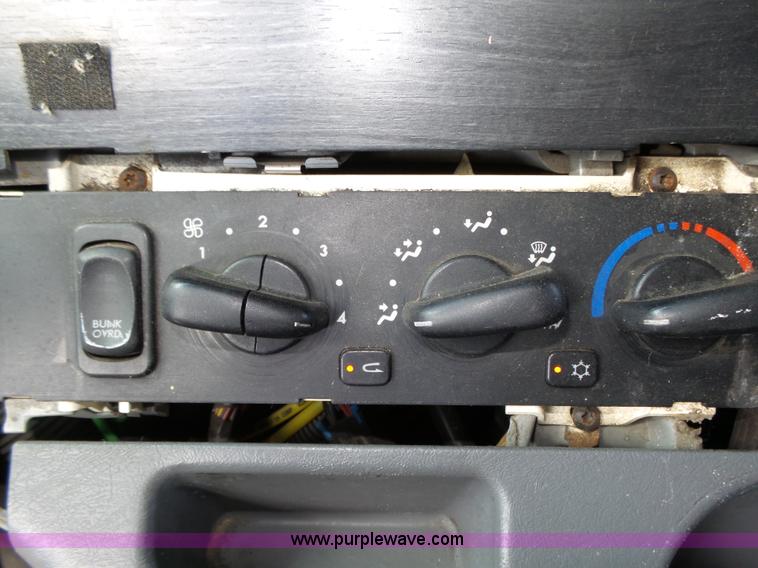 image for item K8445 2005 Freightliner Columbia semi truck