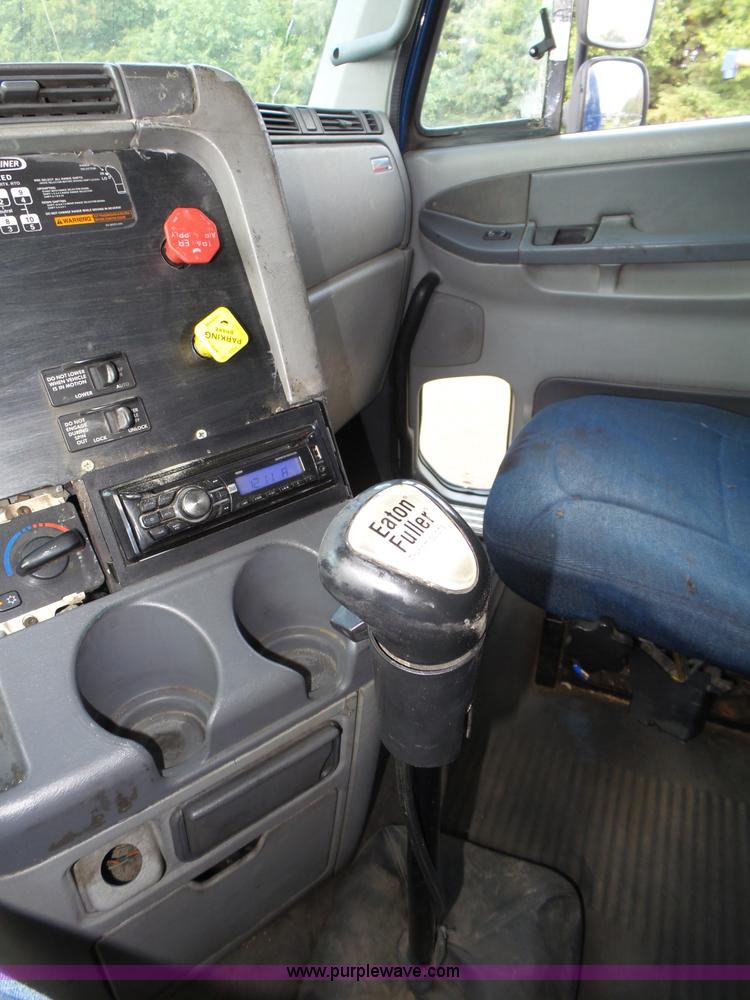 image for item K8445 2005 Freightliner Columbia semi truck