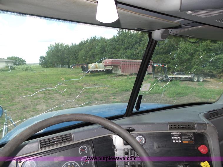 image for item K8445 2005 Freightliner Columbia semi truck