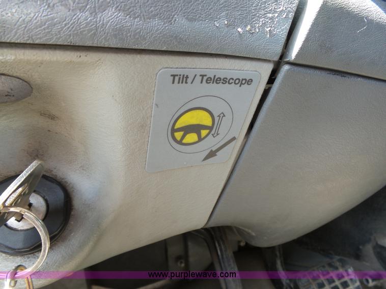 image for item K8445 2005 Freightliner Columbia semi truck