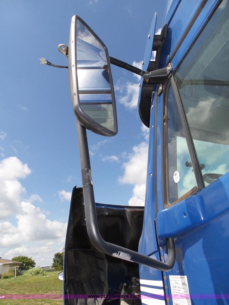 image for item K8445 2005 Freightliner Columbia semi truck