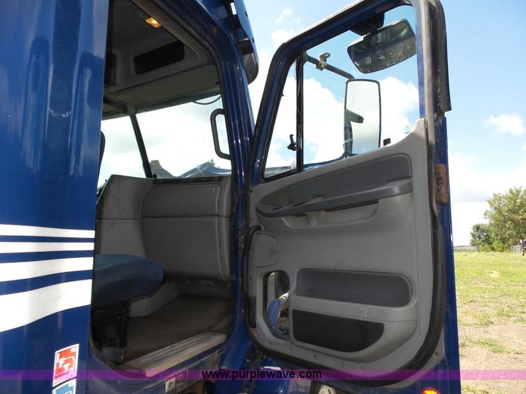 image for item K8445 2005 Freightliner Columbia semi truck