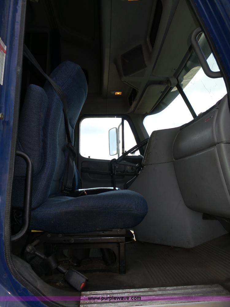 image for item K8445 2005 Freightliner Columbia semi truck