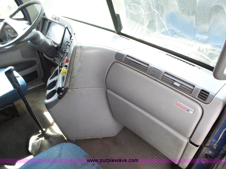 image for item K8445 2005 Freightliner Columbia semi truck