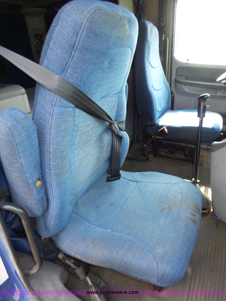 image for item K8445 2005 Freightliner Columbia semi truck