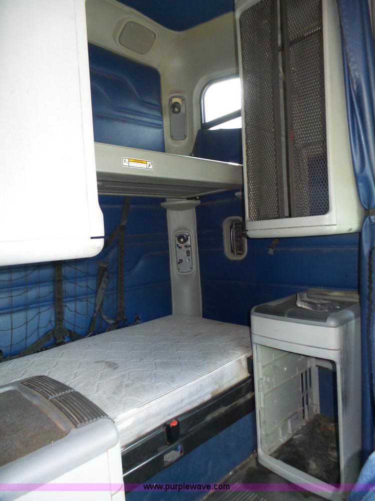 image for item K8445 2005 Freightliner Columbia semi truck