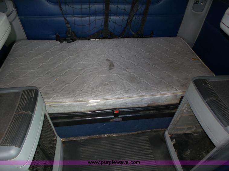 image for item K8445 2005 Freightliner Columbia semi truck