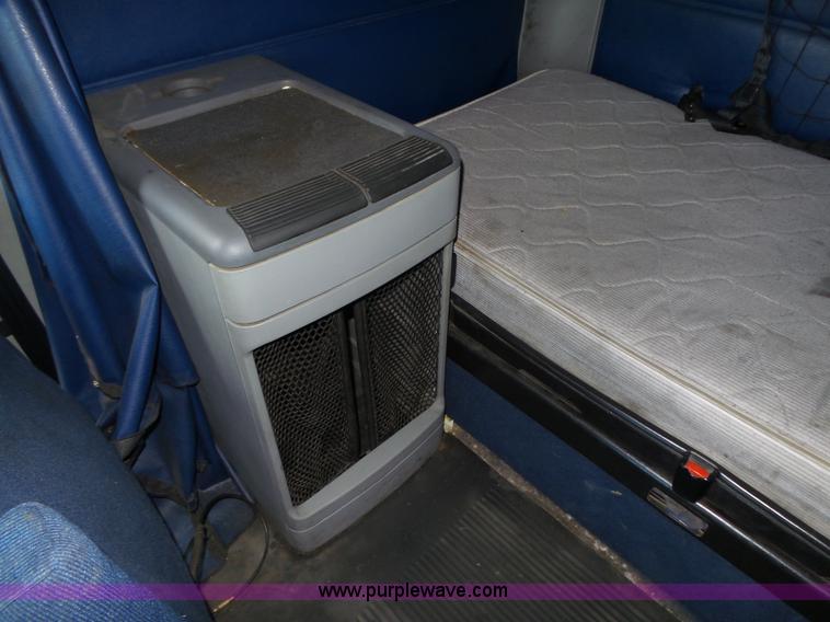 image for item K8445 2005 Freightliner Columbia semi truck