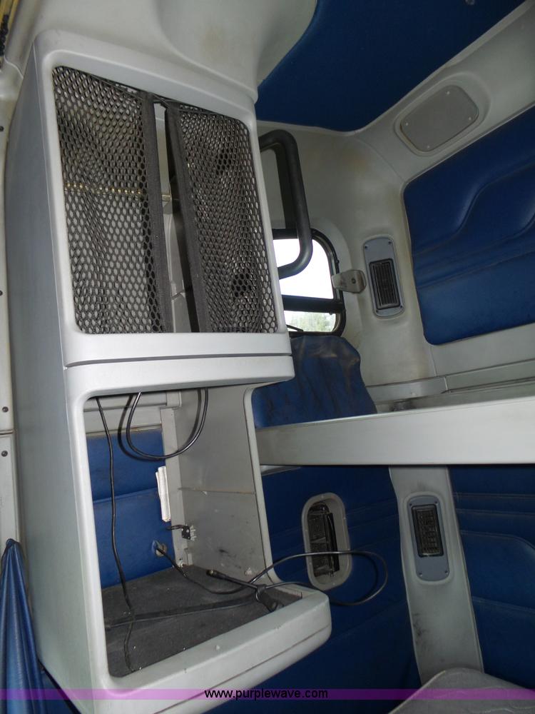 image for item K8445 2005 Freightliner Columbia semi truck