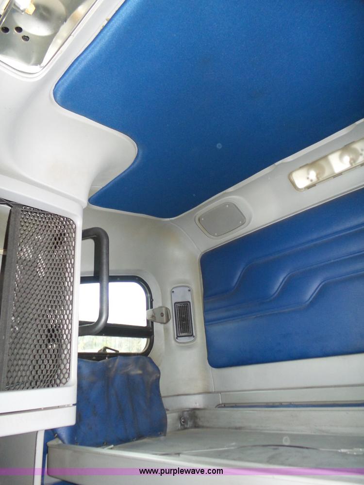 image for item K8445 2005 Freightliner Columbia semi truck