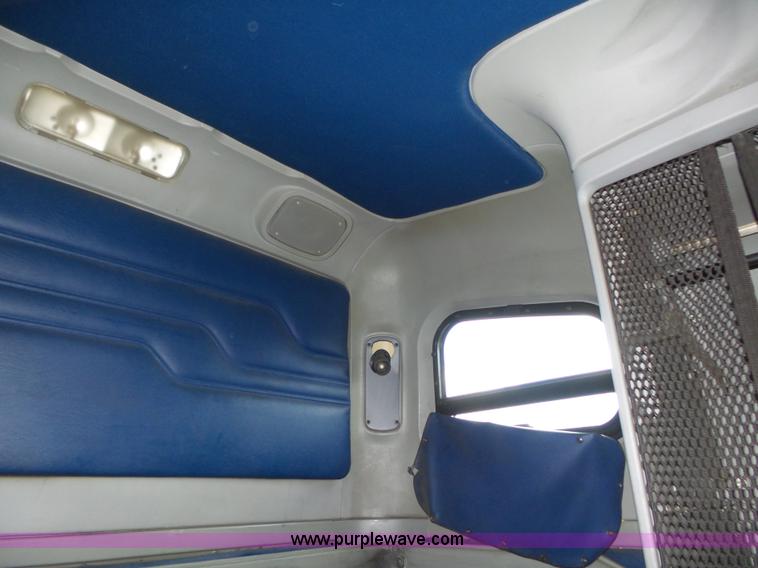 image for item K8445 2005 Freightliner Columbia semi truck