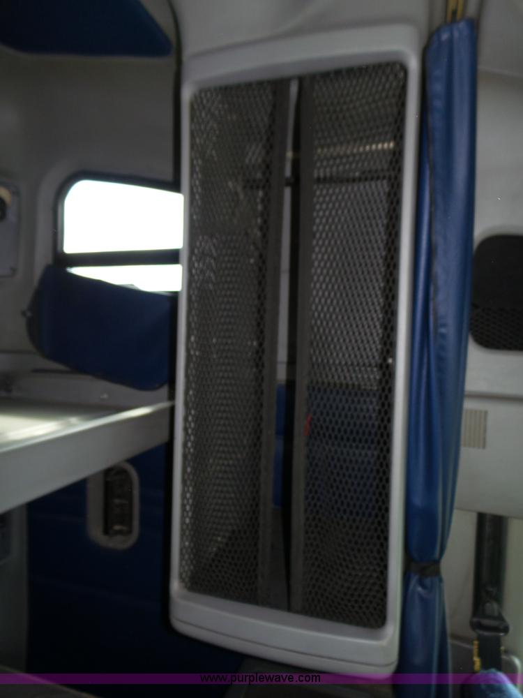 image for item K8445 2005 Freightliner Columbia semi truck