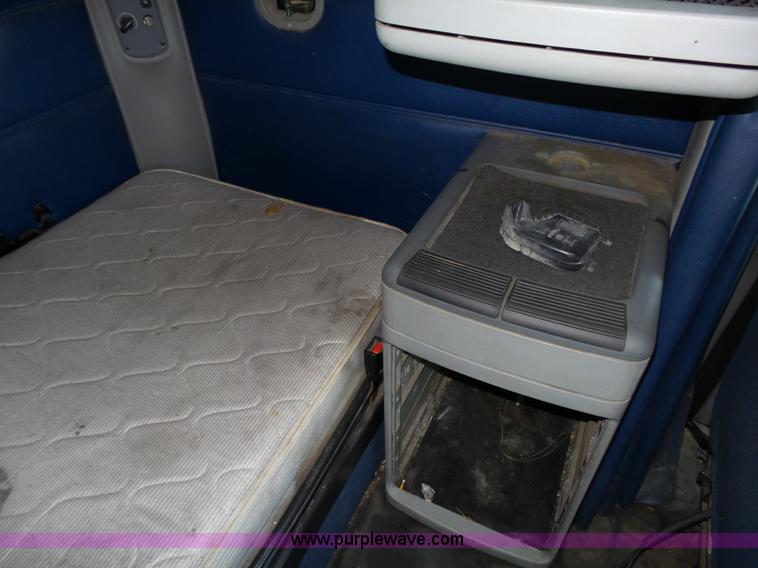 image for item K8445 2005 Freightliner Columbia semi truck