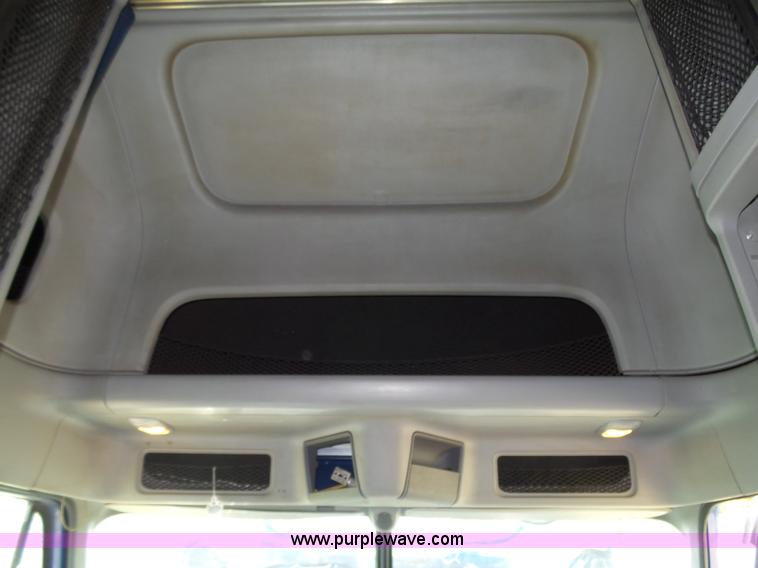 image for item K8445 2005 Freightliner Columbia semi truck