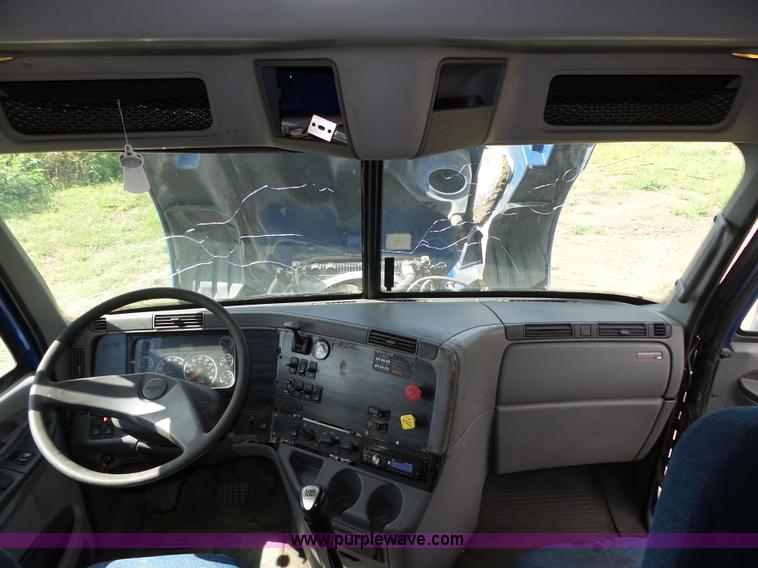 image for item K8445 2005 Freightliner Columbia semi truck