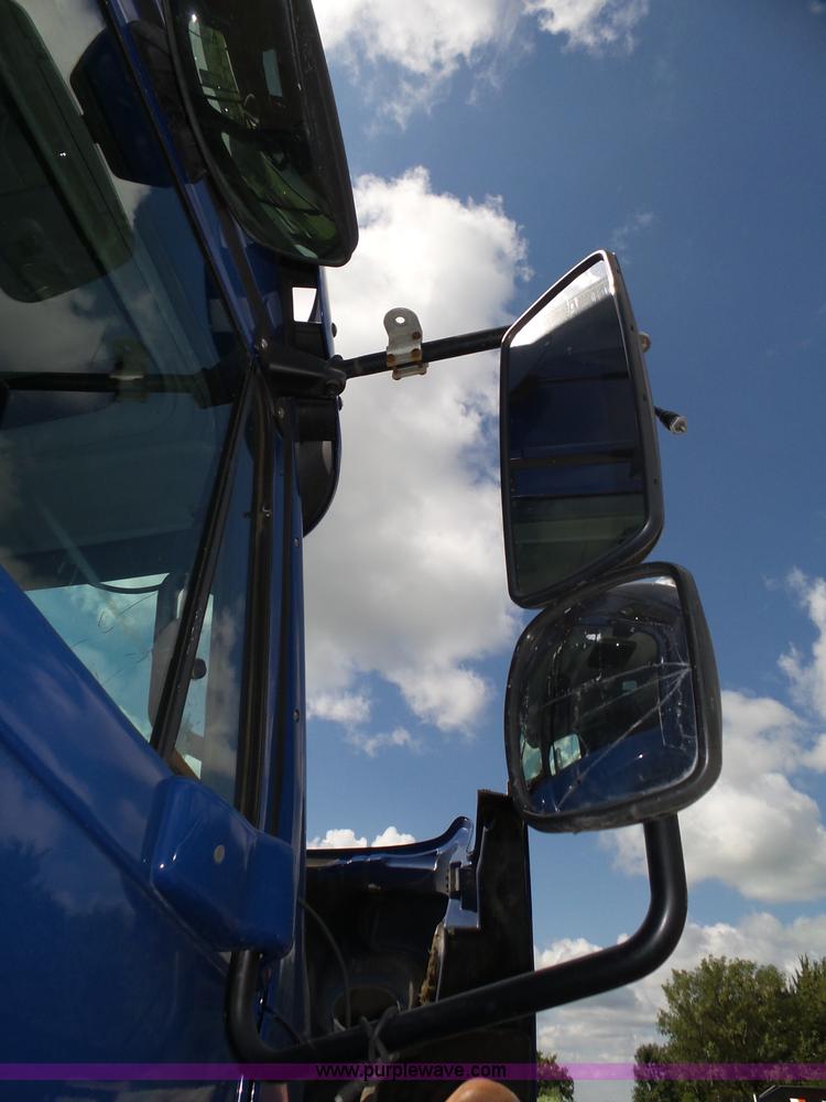 image for item K8445 2005 Freightliner Columbia semi truck