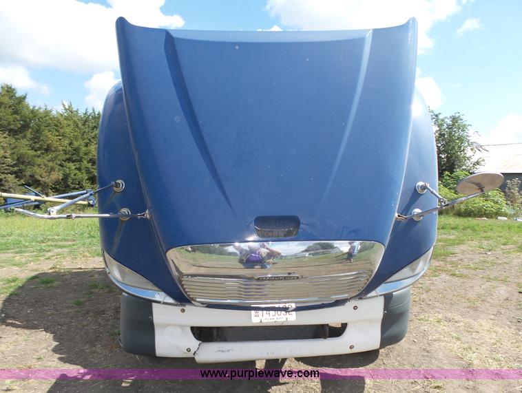 image for item K8445 2005 Freightliner Columbia semi truck