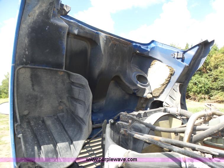 image for item K8445 2005 Freightliner Columbia semi truck