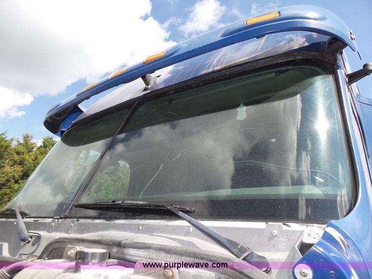 image for item K8445 2005 Freightliner Columbia semi truck