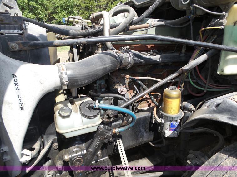 image for item K8445 2005 Freightliner Columbia semi truck