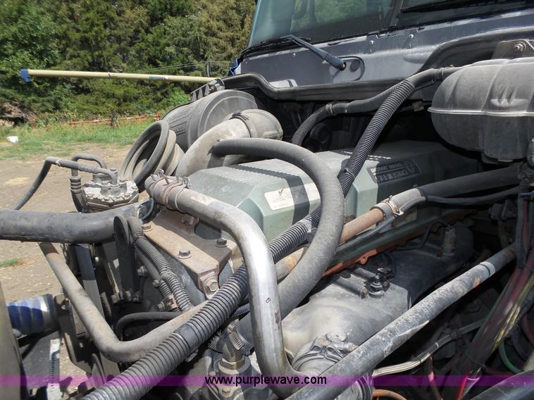 image for item K8445 2005 Freightliner Columbia semi truck