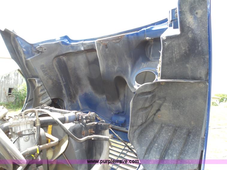 image for item K8445 2005 Freightliner Columbia semi truck