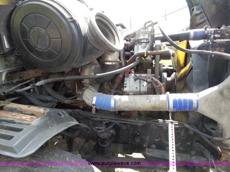 image for item K8445 2005 Freightliner Columbia semi truck