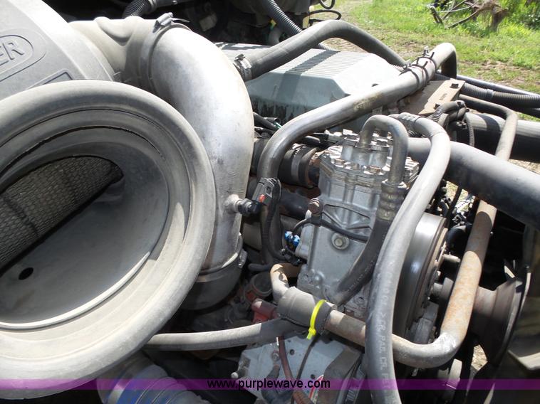 image for item K8445 2005 Freightliner Columbia semi truck