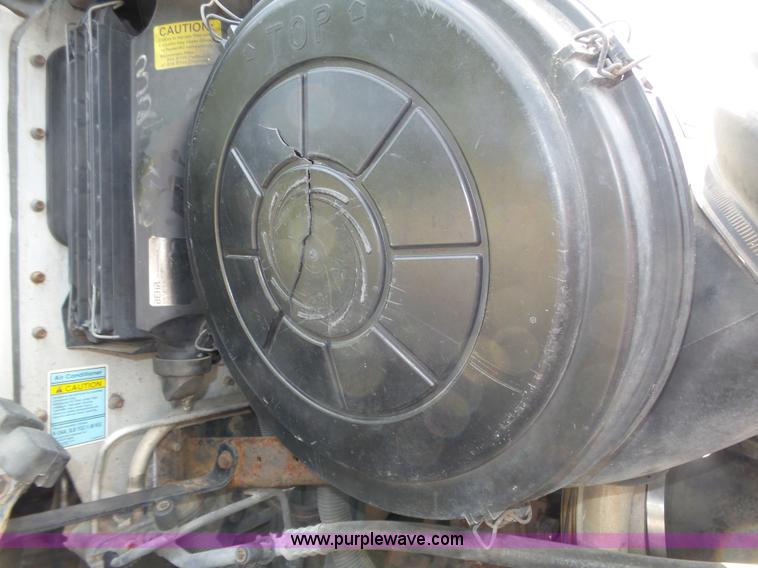 image for item K8445 2005 Freightliner Columbia semi truck