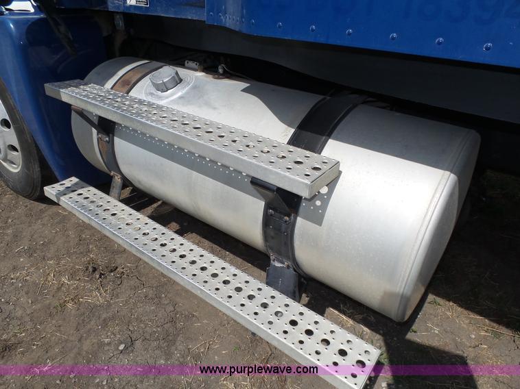 image for item K8445 2005 Freightliner Columbia semi truck